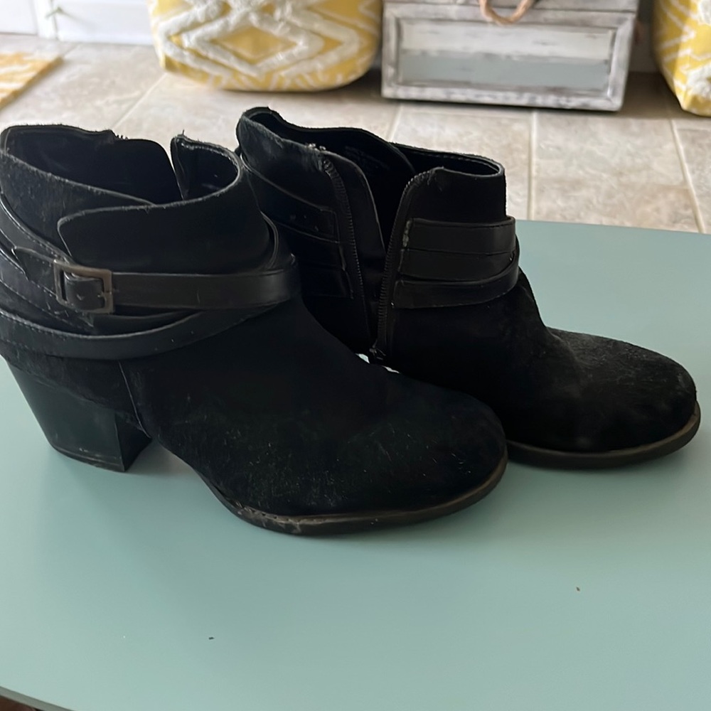 Black soma boots size 7.5 suede